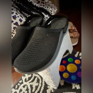 Men’s crocs size 13